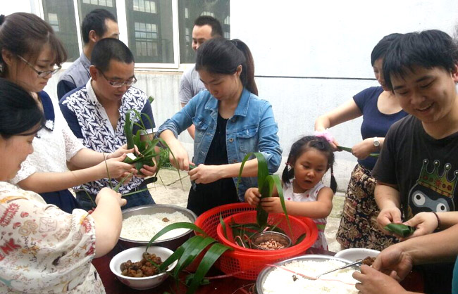 飞鸽友联组织员工进行端午佳节包粽子活动 