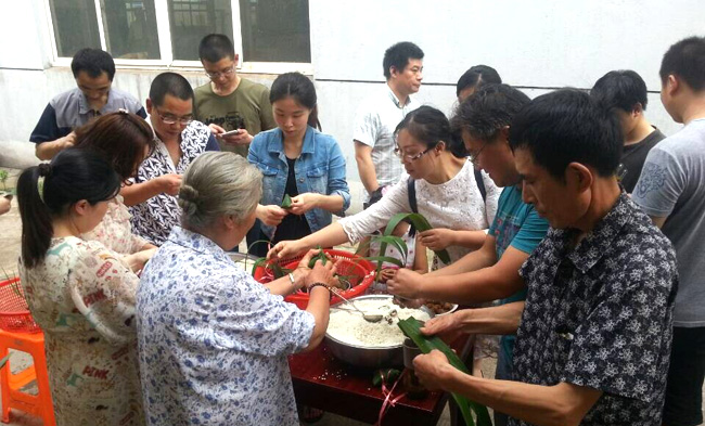 飞鸽友联组织员工进行端午佳节包粽子活动 