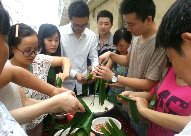 飞鸽友联组织员工进行端午佳节包粽子活动 